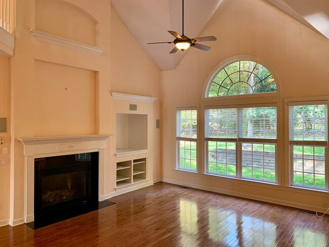 Building Photo - AMAZING Luxurious Residence, Near Educational Facilities, With Upscale Amenities!