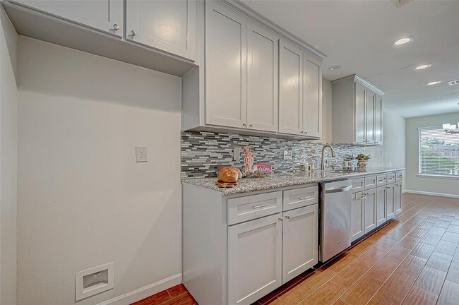 Building Photo - 2022 Highland Hills Dr