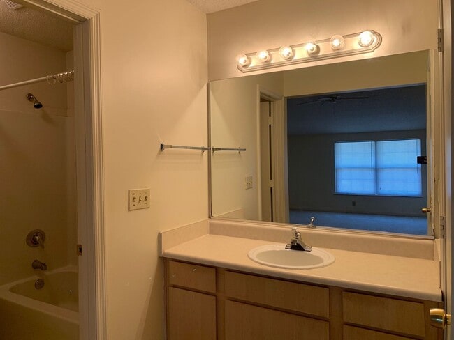 Building Photo - 1 Bedroom Townhome in West Ashley