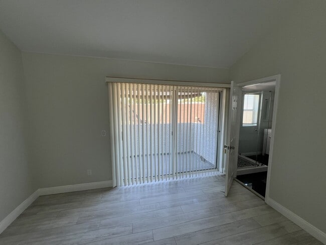 Building Photo - Spacious-Bright 3 Bedroom 2.5 Two story Bathroom Condo