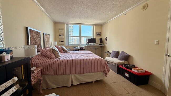 Building Photo - 1155 Brickell Bay Dr
