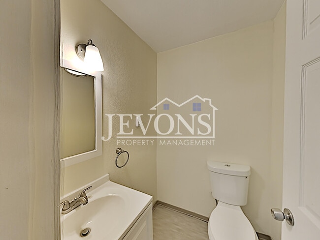 Building Photo - 1516 N Brook Ct