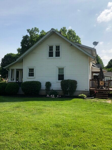 Right Side of Home and Side Yard - 645 Ellett Rd NE