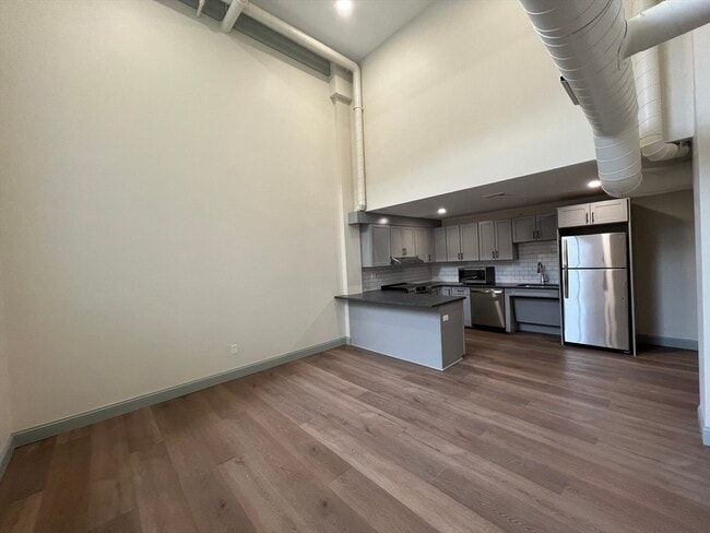 Building Photo - 160 Seabury St