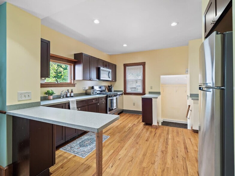 Building Photo - 679 Washington St