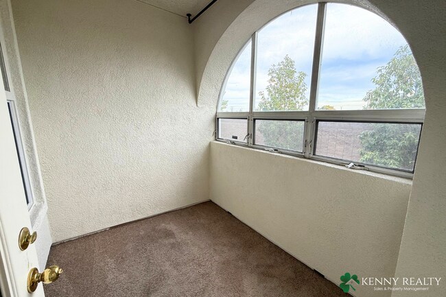 Building Photo - Townhome in the Peninsula's Most Walkable Neighborhood