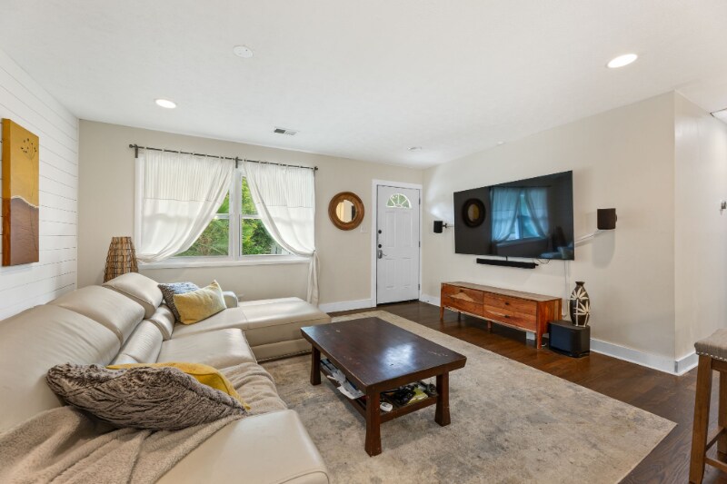 Building Photo - 551 Lyle Dr SE
