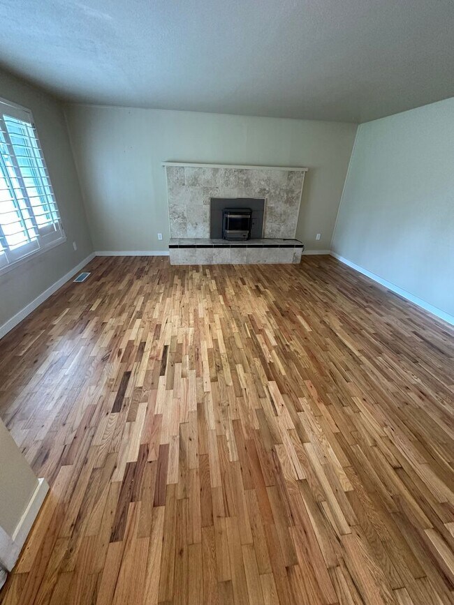 Building Photo - 3 Bedroom 2.5 Bathroom Hardwood Floors Fen...