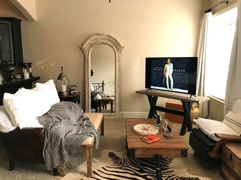 Building Photo - 18 N Olive Ave