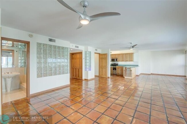 Building Photo - 720 Bayshore Dr