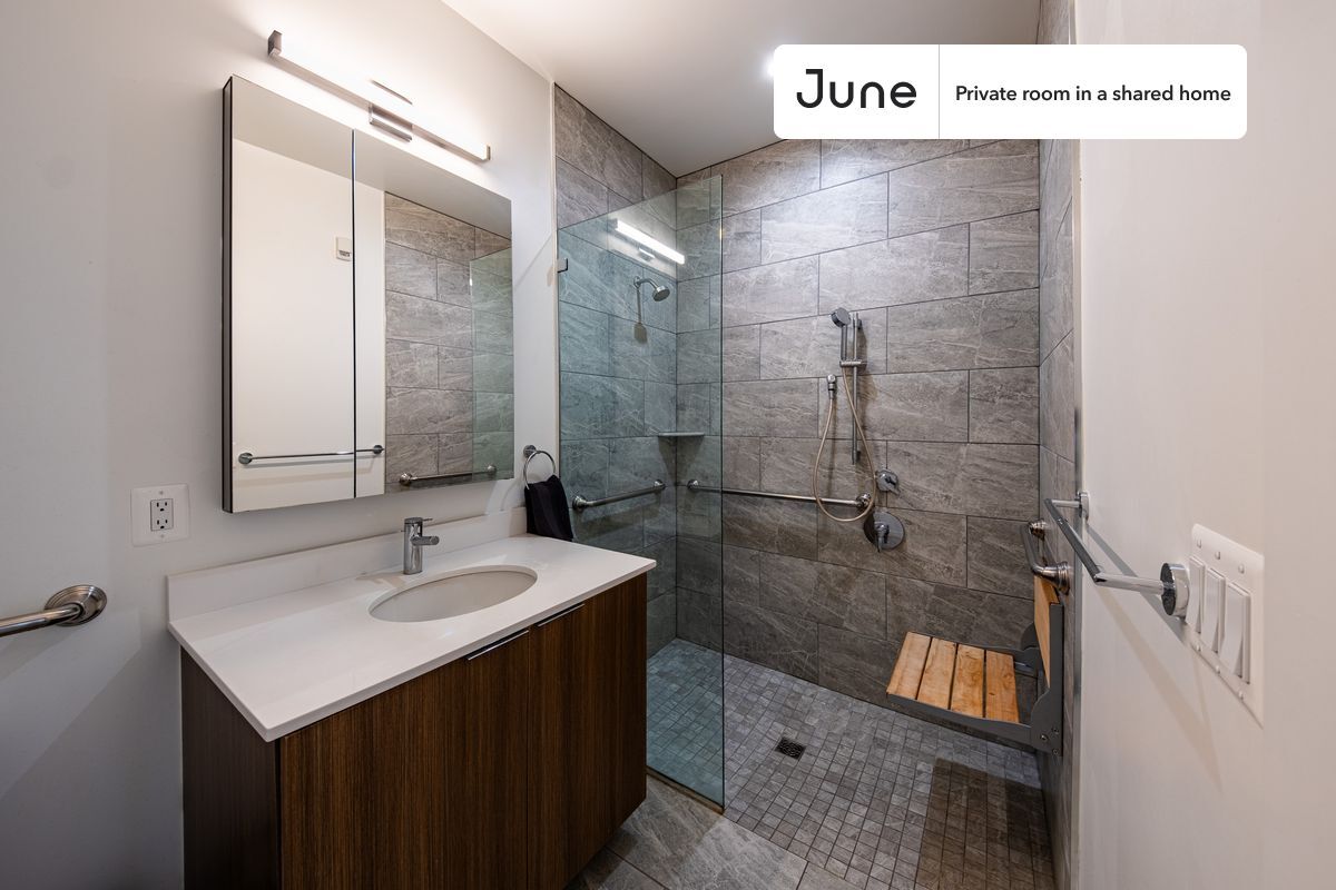 Building Photo - Room in Shared 4 bed/2 bath home