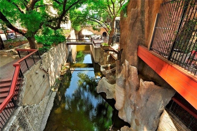 Building Photo - 507 Sabine St