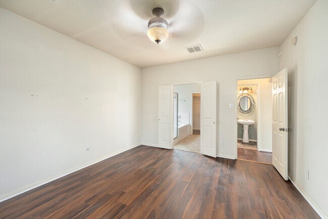 Building Photo - 10003 Lynette Falls Dr