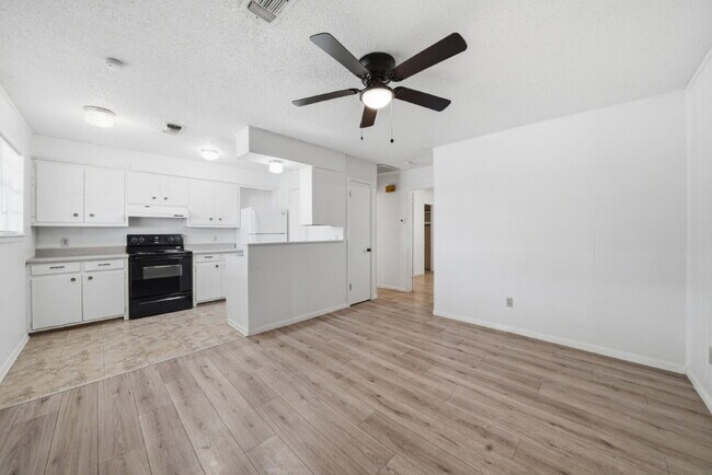 Building Photo - 204 W Lampasas St