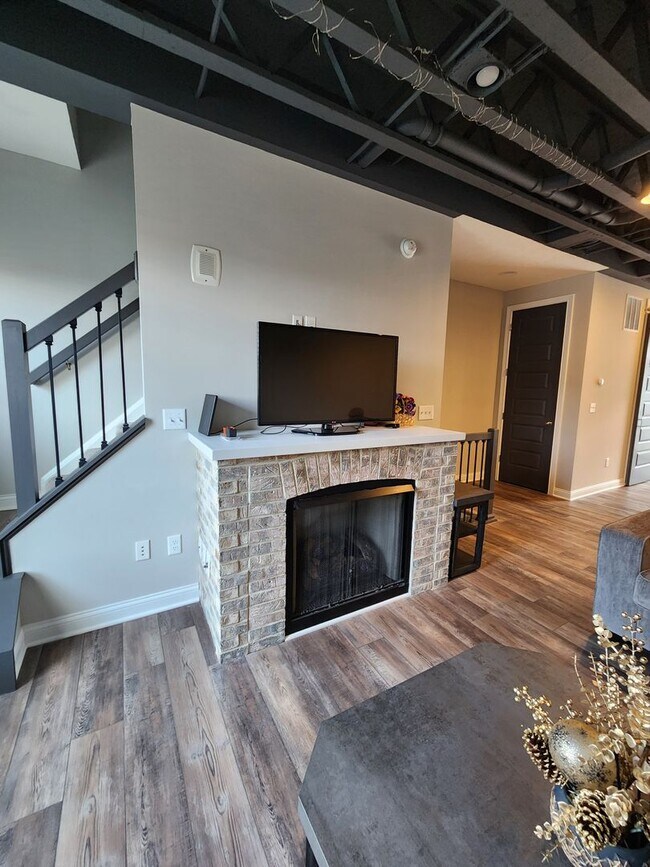 Building Photo - Deluxe Condo  In Center Street Townes Springfield, OH