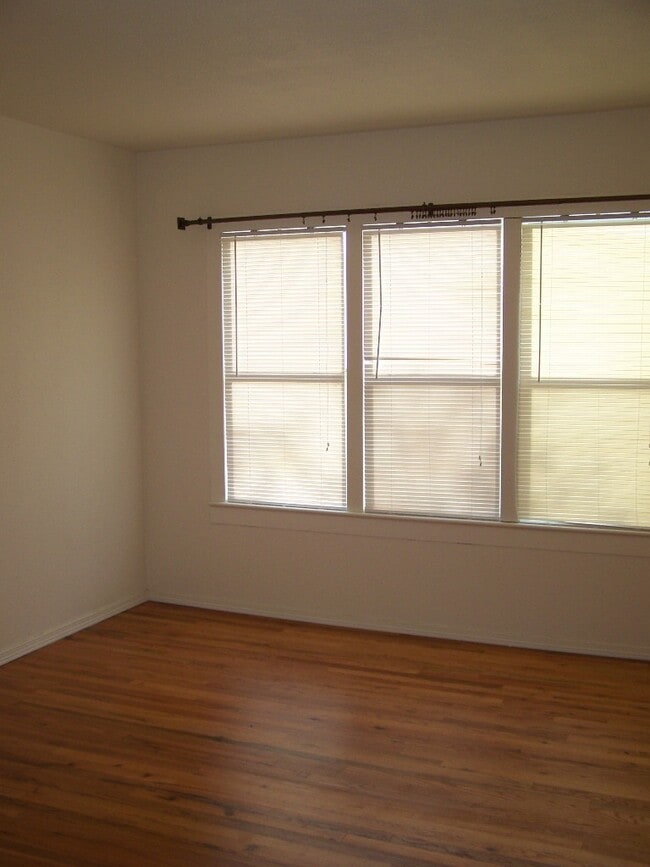 Building Photo - Cute 2 Bd / 1 Ba Home - A must see!