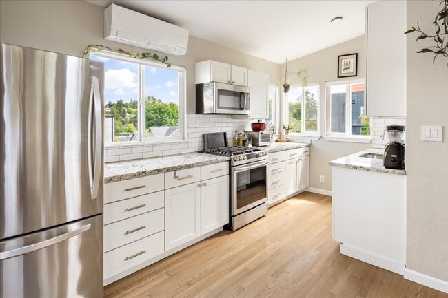 Building Photo - 2Bd/1.25Ba Seattle Townhouse