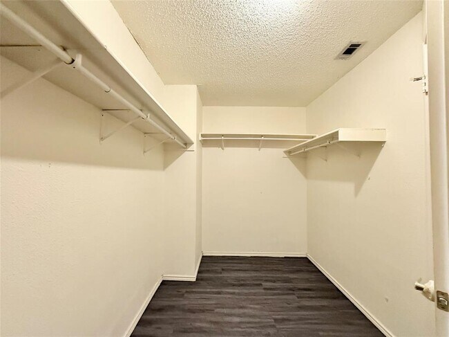 Building Photo - 2734 High Point Dr