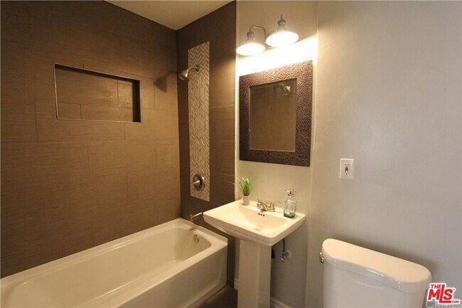 Building Photo - 3807 W 59th Pl