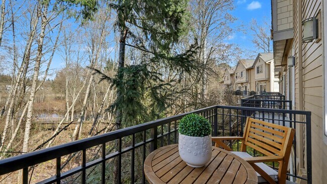 Building Photo - Updated Kirkland Townhome in Lochshire Condominiums with Premium Amenities- Available NOW