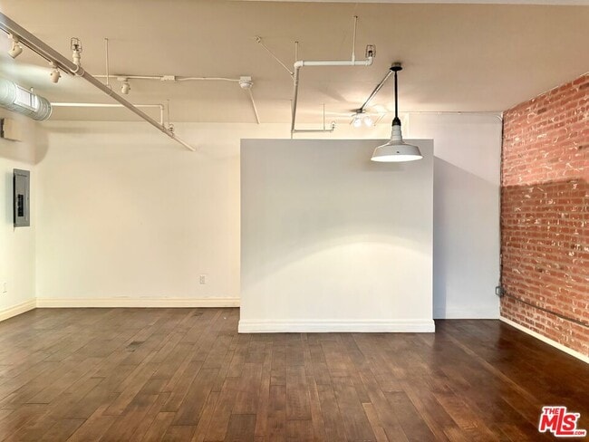 Building Photo - 510 S Hewitt St