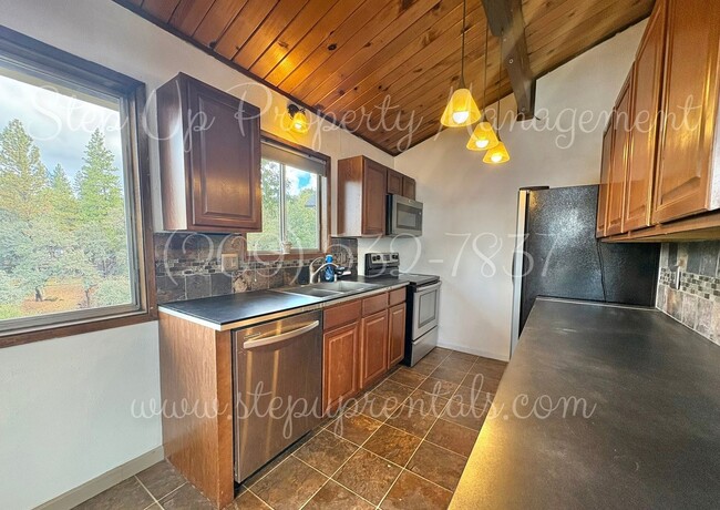 Building Photo - Delightful 3 Bed 2 Bath Home With Epic Mou...
