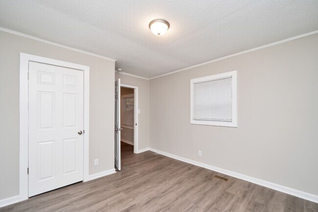Building Photo - 406 Forest Rd