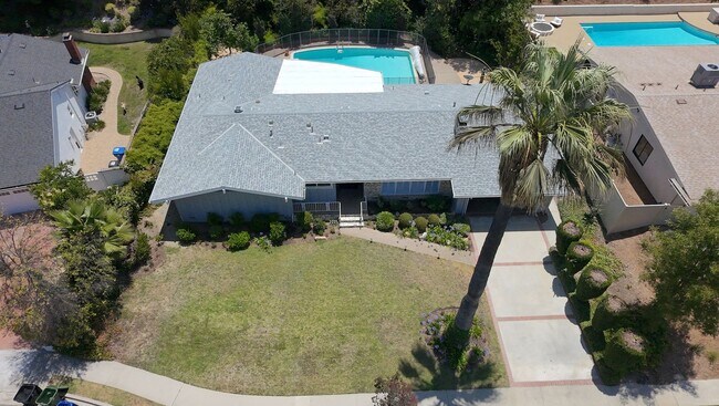 Building Photo - Beautiful One Level, 3 Bedroom, 3 Bathroom Tarzana Pool Home for Lease!