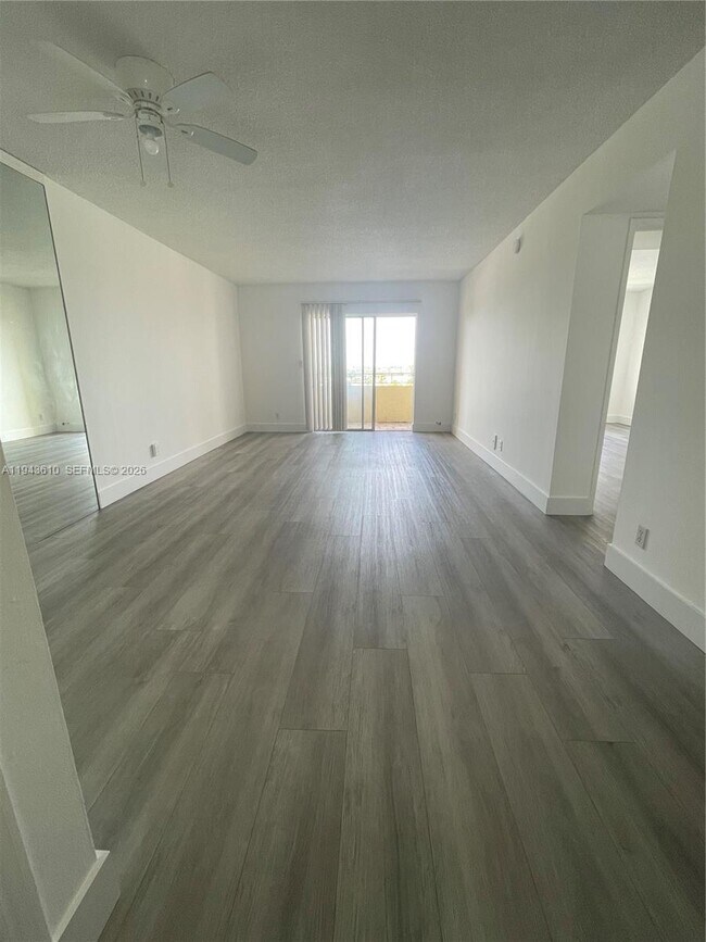 Building Photo - 900 NE 18th Ave