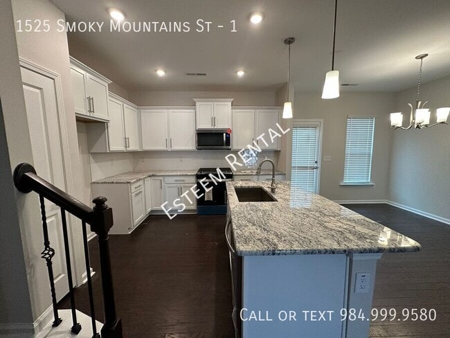 Building Photo - 1525 Smoky Mountains St