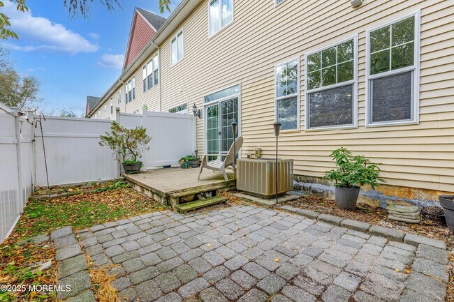 Building Photo - 100 Pine St