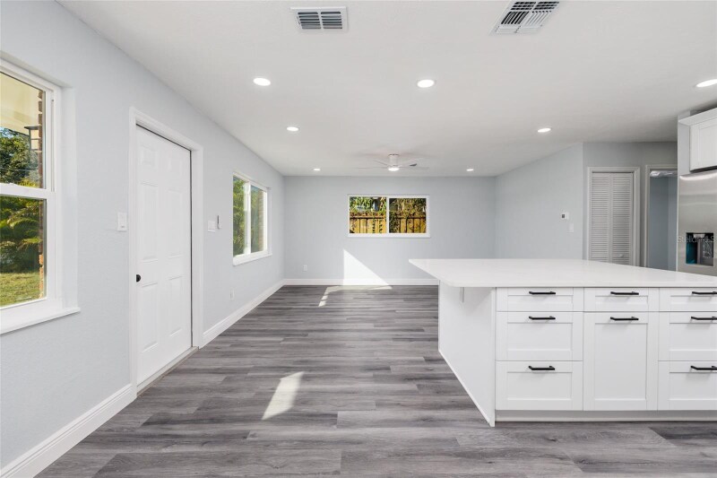 Building Photo - 1709 W Perio St