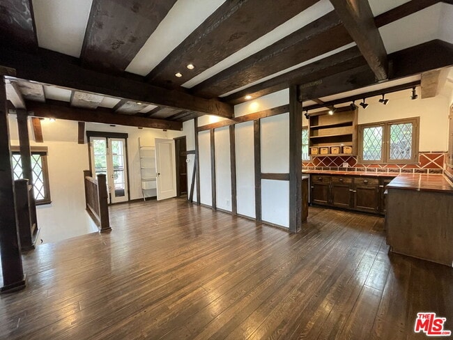 Building Photo - 2667 Lake View Terrace E