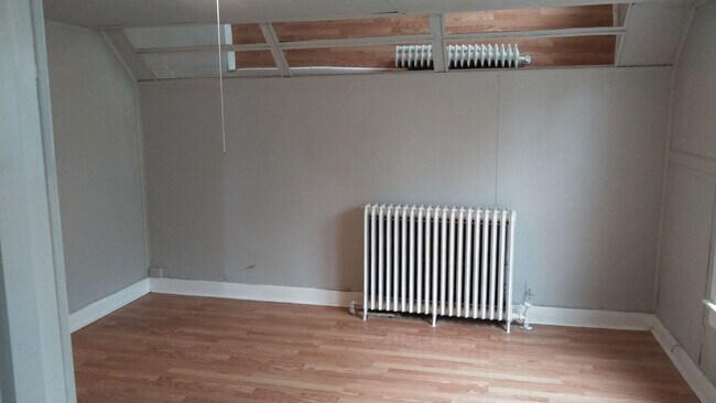 Building Photo - 720 N Chestnut Ave