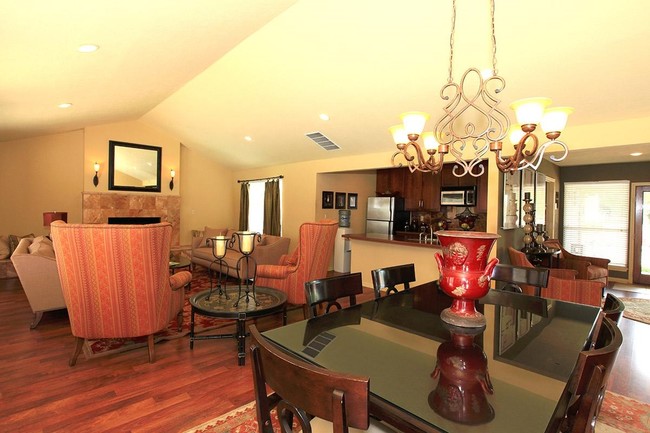 Kitichen/Dining Area - Willow Creek Apartments