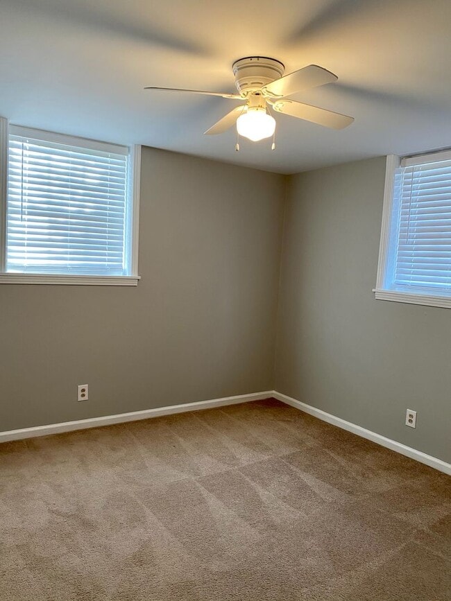 Building Photo - Location Location Location!!! 4bdr/2ba Split Level near Clarksville County Club!!