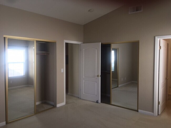 Building Photo - Outstanding 2 bd 2 bth Condo in prime Plea...