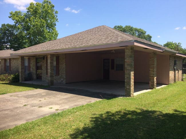 Building Photo - 3/2 brick house off of Verot School Rd.