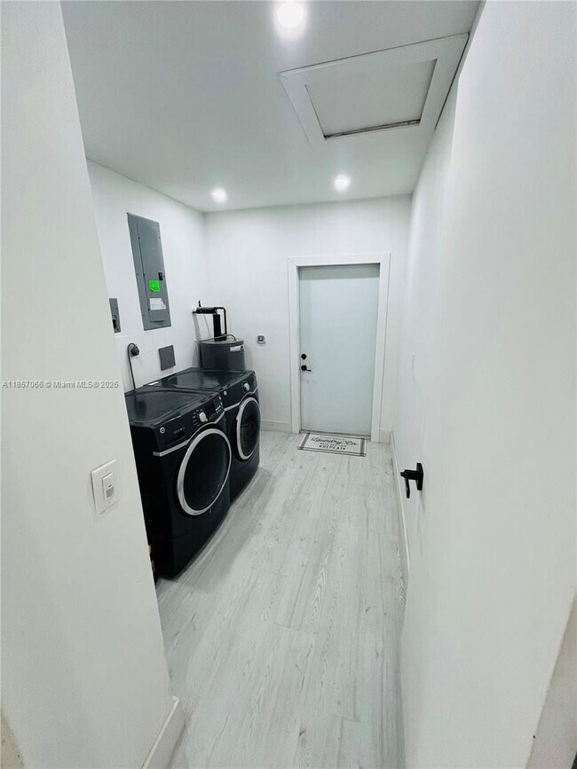 Building Photo - 1707 S Curlew Ln