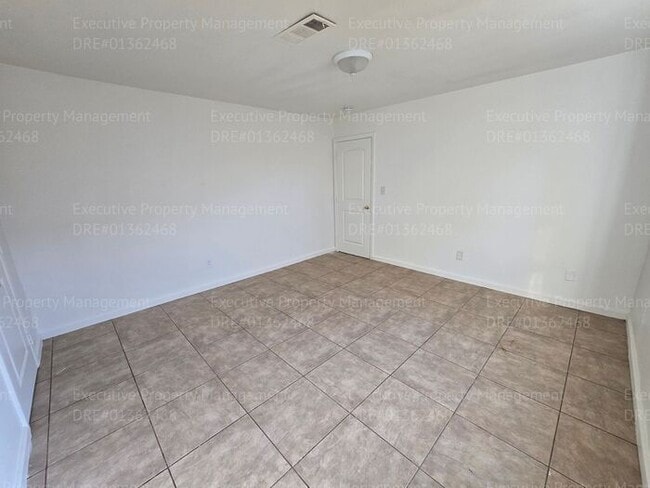 Building Photo - 3 bedroom/ 2 bathroom home