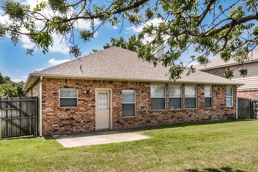 Building Photo - 2713 Meadowview Dr