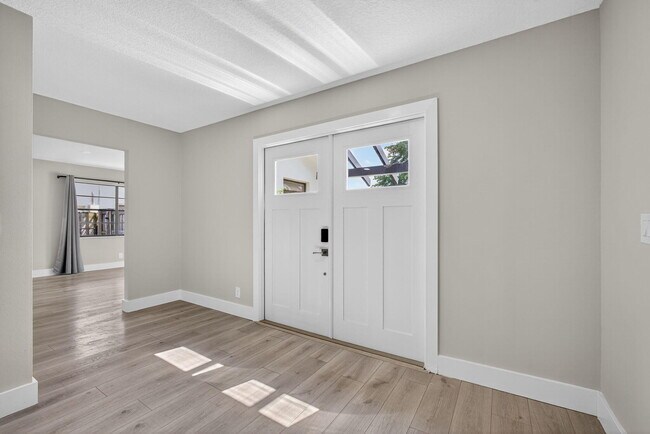 Building Photo - 1202 Essex Dr