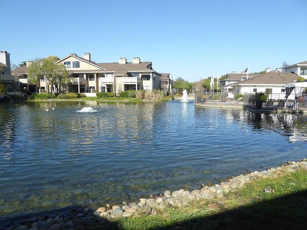 Building Photo - 8 Shoreline Ct