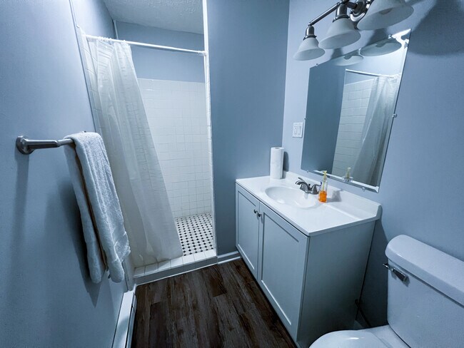 Main Floor Bathroom - 5202 Leighton Ave