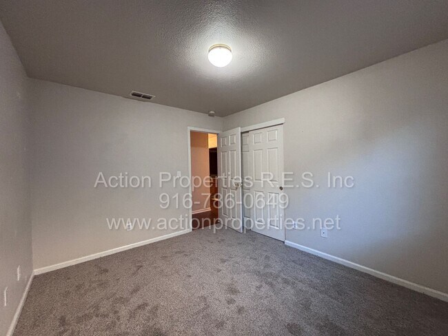 Building Photo - Updated 4 Bed, 2 Bath - 3 Car Garage - New Flooring - Close to Schools, Parks, and Shopping!