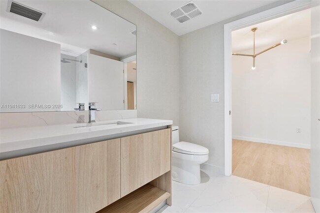 Building Photo - 9901 W Bay Harbor Dr