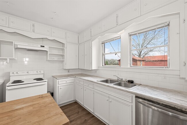 Building Photo - 1603 Blase Rd