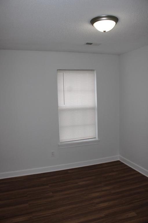 Building Photo - 900 SW Peach Tree Ln