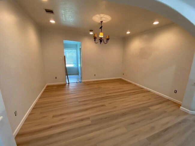 Building Photo - 25910 N Lakefair Dr