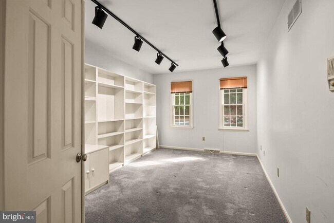 Building Photo - 1913 Meadow Ln